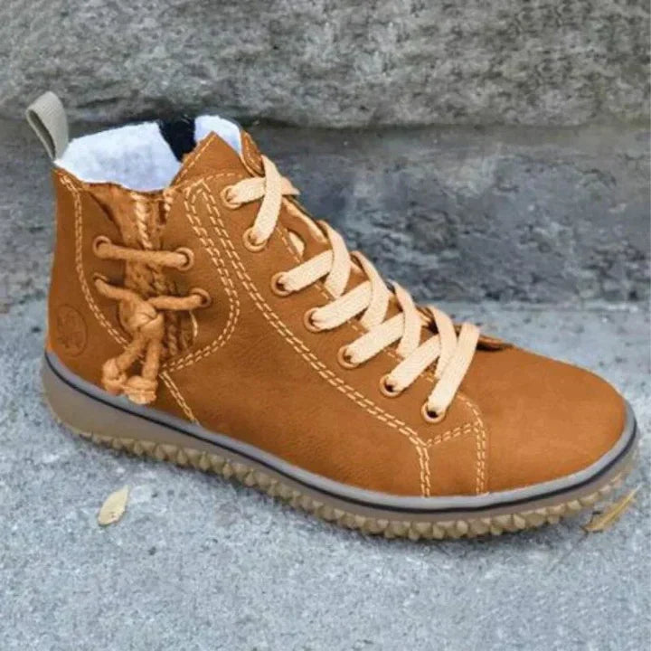 Edrine - Timelessly elegant leather boots with a charming vintage look