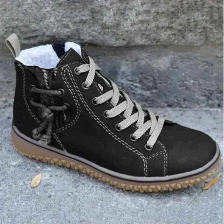 Edrine - Timelessly elegant leather boots with a charming vintage look