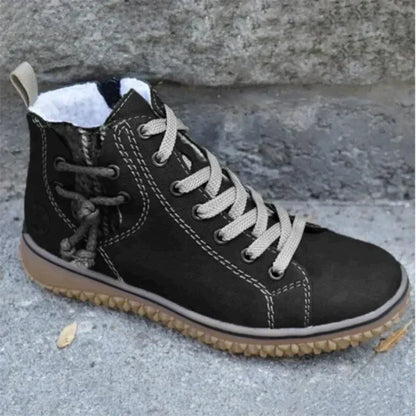 Edrine - Timelessly elegant leather boots with a charming vintage look